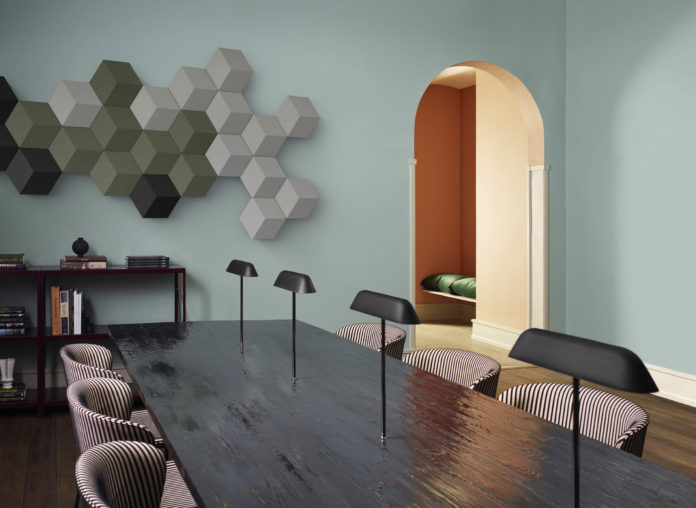 Bang & Olufsen präsentiert ein drahtloses Lautsprechersystem.