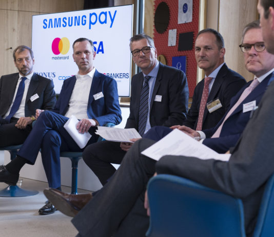 Samsung Pay startet in der Schweiz CEO Cornercard Alessandro Seralvo, Vice President Mastercard Arne Pache, Head of Marketing Samsung Schweiz, Heiko Brunner, CEO BonusCard, Stefan Bolt, CEO Swiss, Bankers Hans-Joerg Widiger und Volker Koppe, von links, orientieren über die neue Bezahlfunktion Samsung im 25hours Hotel waehrend der Pressekonferenz von Samsung Pay am Donnerstag, 27. April 2017, in Zuerich.