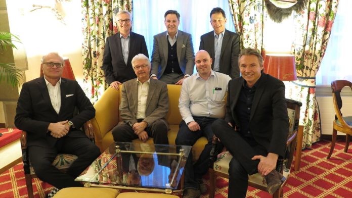 Loewe hat in der Schweiz einen Händlerrat gegründet. Dieser besteht aus Vertretern der Sprachregionen sowie Repräsentanten des Generalimporteurs.