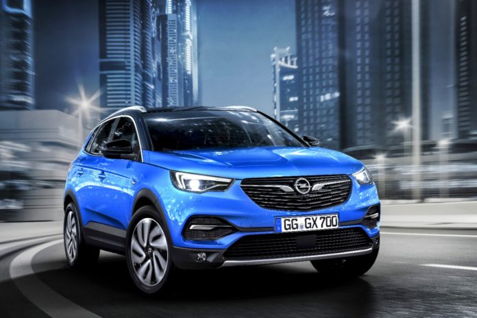 Auch Opel setzt auf Offroader. Beim Grandland X trifft Sportlichkeit auf Abenteuerlust: Moderne, dynamische Linien und insgesamt ein cooler Offroad-Look.