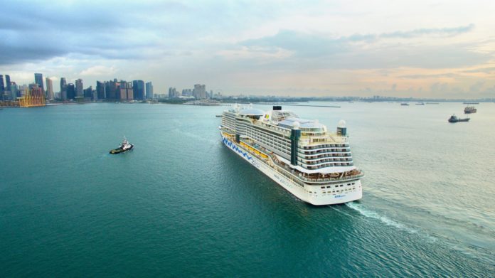 Das Kreuzfahrtschiff AIDAperla läuft Singapur an.