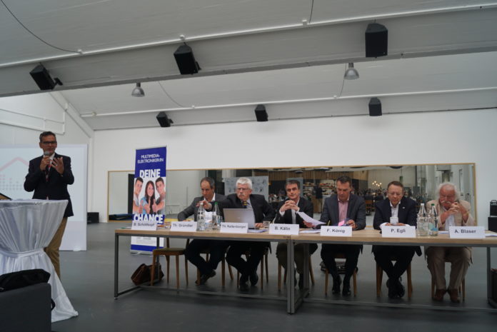 Der VSRT-Vorstand ist an einem Tisch der diesjährigen GV mit dem Präsidenten zuständig.