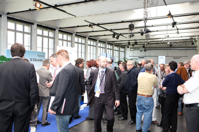 Interessierte an einer Fachmesse