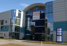 Alltron baut Projektgeschäft aus Haupteingang Alltron-Geschäftshaus