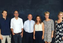 Ueli Maurer diskutiert über Crowdfunding v.l.n.r. Leandro Davis (CFO wemakeit), Johannes Gees (Gründer wemakeit), Ueli Maurer (Bundesrat), Rea Eggli (Gründerin wemakeit), Melina Roshard (CEO wemakeit), Céline Fallet (Projektmanagement wemakeit)