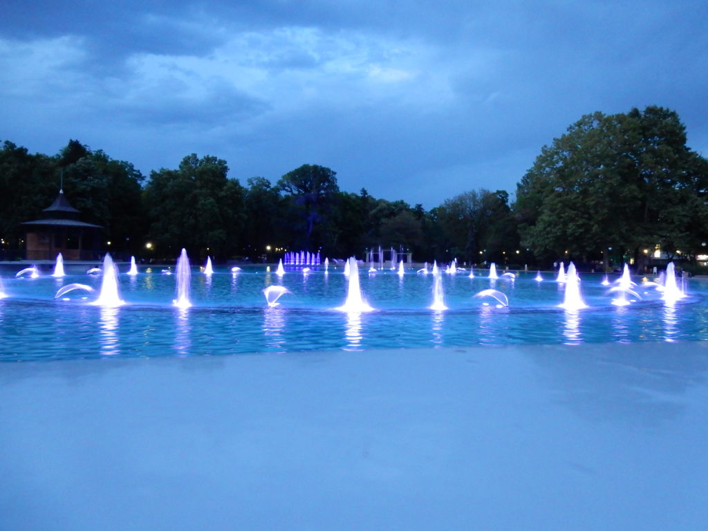 Sicht von grosser Shisha Lounge auf Kunstteich bei Dämmerung in Plovdiv