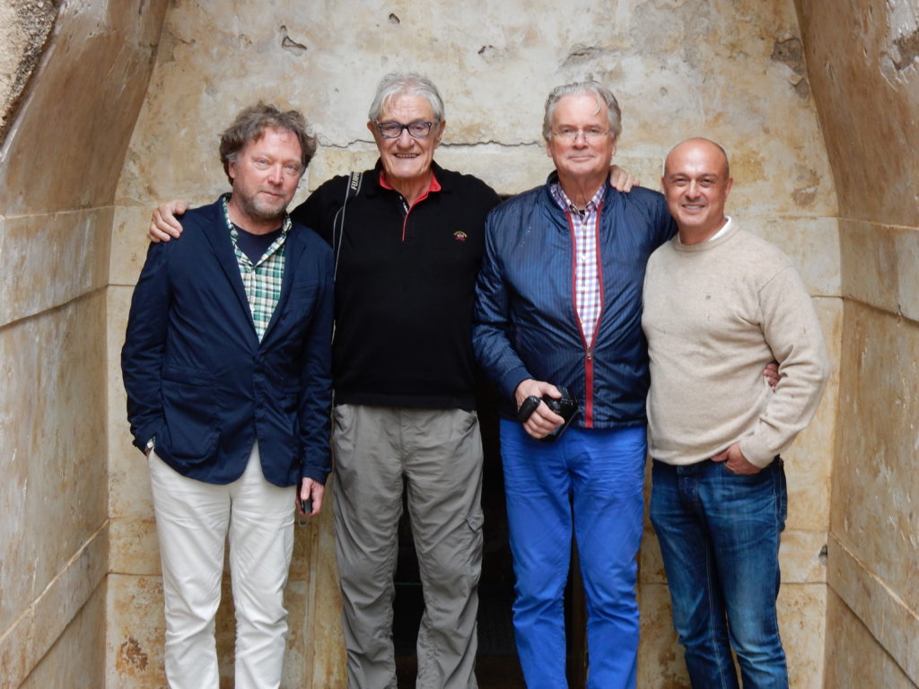 Das Reise-Team vor Grabstätte in Kazanlak