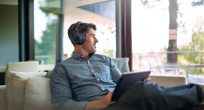 Mann am Arbeiten und aus dem Fenster sehend