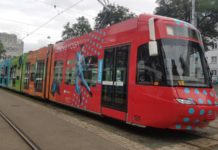 Lenovo-Tram unterwegs in Zürichs Strassen Tram mit Lenovo-Beschriftung