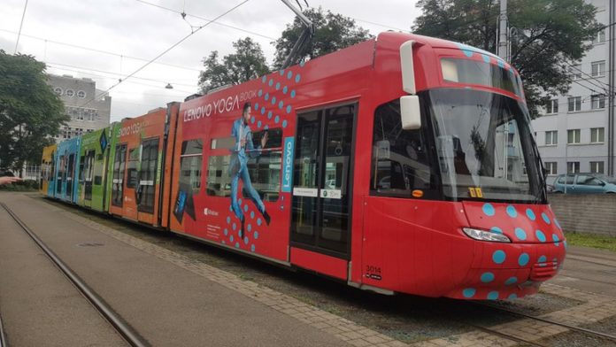 Tram mit Lenovo-Beschriftung