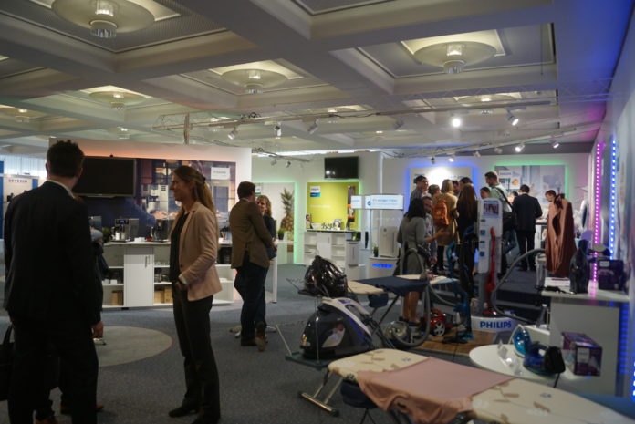 Besucher an der FEA Expo