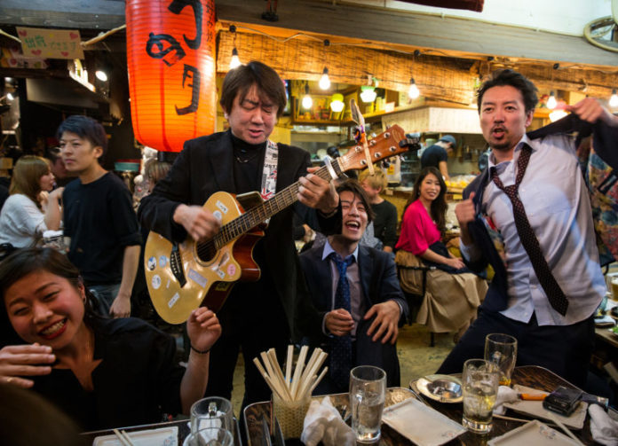 Neue «DOK-Serie: Fokus Japan»: Ausgelassene Geschäftsleute in einer Ess-Gasse in Tokyo, in Yuraku-cho