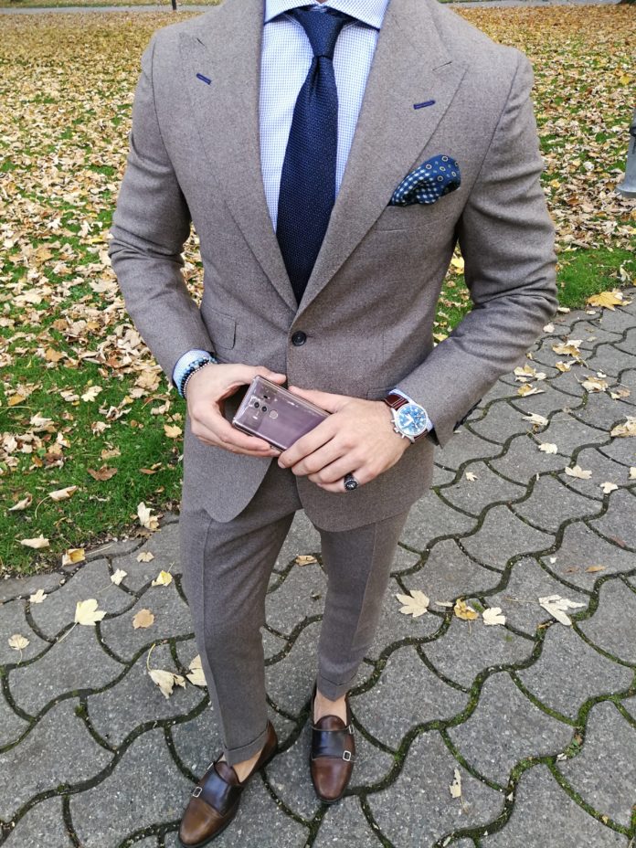 ein Mann hält das Huawei-Hnady in der Hand