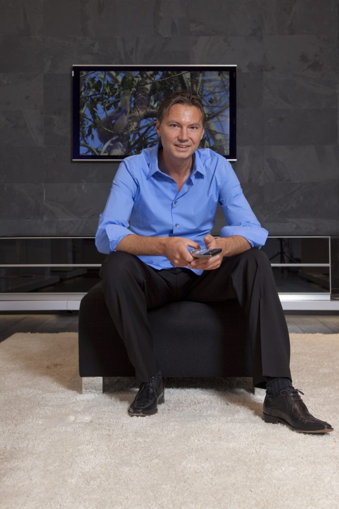 Marco Wegmüller sitzt auf einem Stuhl