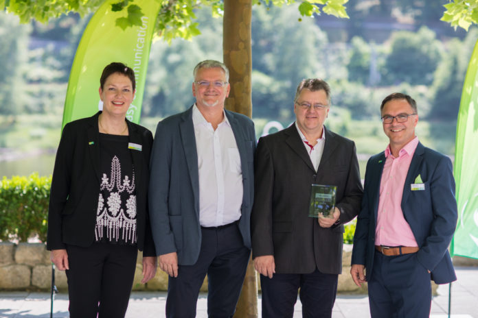 von links: Hille Vogel, Bereichsleiterin Märkte und Kunden bei estos, Thomas Röderer, Product Manager Systemkommunikation bei Alltron, Patrick Hegi, System Engineer PBX bei Alltron, Robert Weiß, Sales Director DACH bei estos (Bildherkunft: estos GmbH)