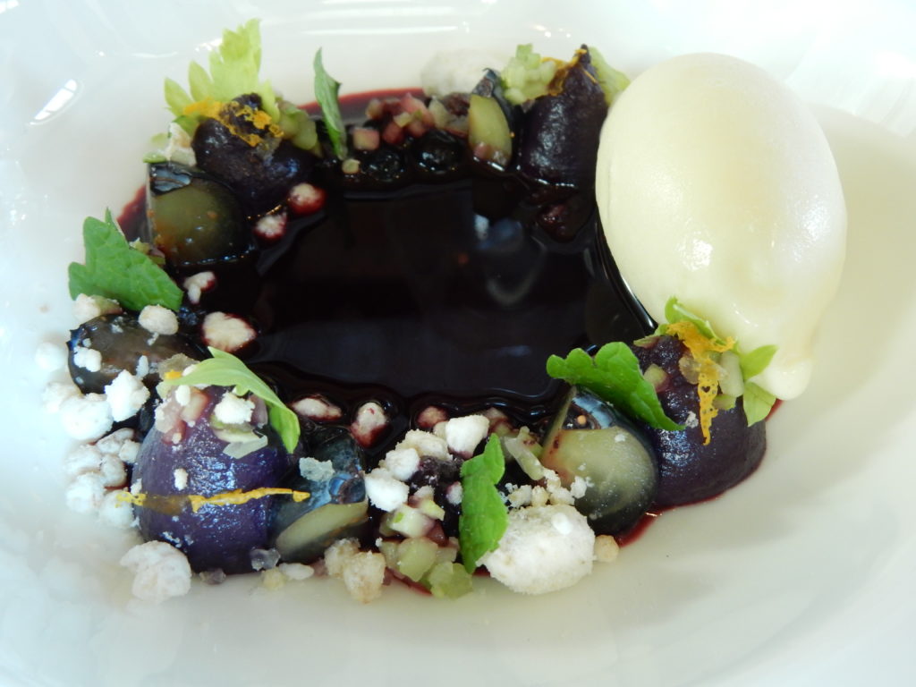 Hirsch mit Steinpilzen, Holunder, gelben Rüben & Curry