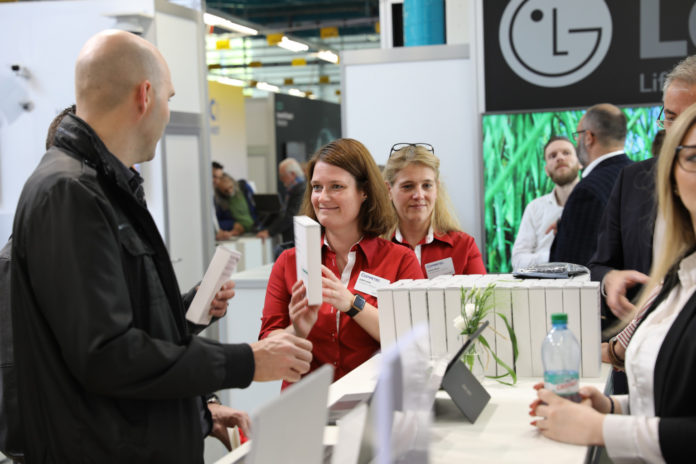 Beratung einer Dame an einer Messe