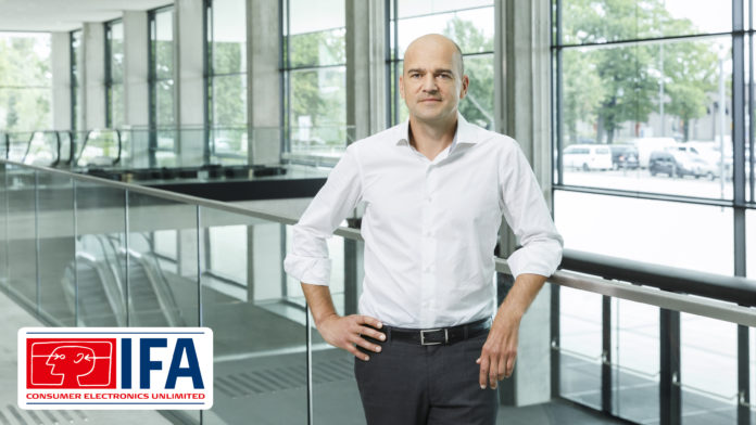 IFA-Drektor stehend am Geländer