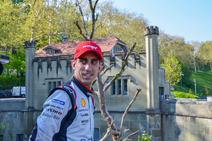 Sebstian Buemi vor dem Bärengraben in Bern
