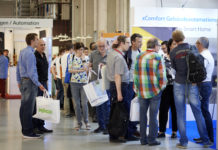 GfK vermeldet zweistelliges Wachstum im Nonfood Eine Personenmenge steht an einer Ausstellung vor Ständen.