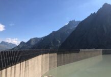 Besuch bei der hochalpinen Solar-Grossanlage von ewz Staumauer mit Blick in den Himmel.