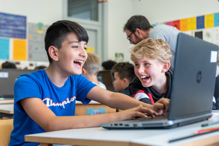 Junger Teenager an einem Laptop.