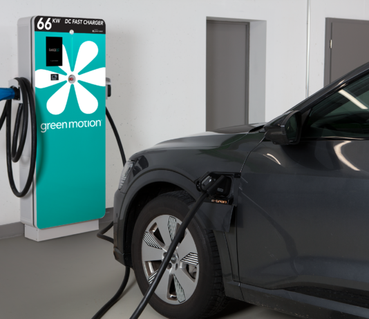 Wie autonome Autos reaktionsschneller werden Ein E-Auto an einer Ladestation.