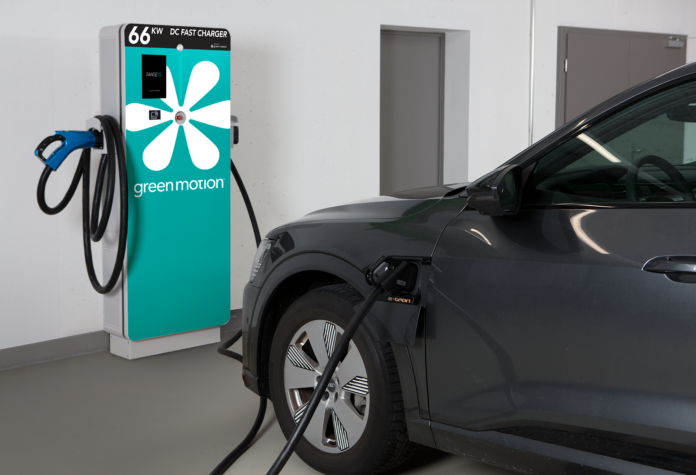 Ein E-Auto an einer Ladestation.