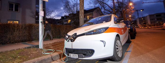 Ein Auto an einer Ladestation.