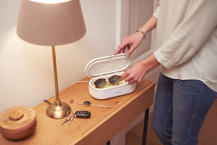 Die UV-C Mini-Desinfektionsbox ist der ideale Begleiter für einen hygienischeren Alltag (Source: Philips).