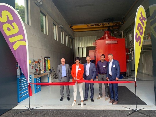 V.l.n.r.: Walter T. Vogel (Verwaltungsratspräsident SAK), Susanne Hartmann (Vorsteherin des Baudepartementes Kanton St.Gallen und Verwaltungsrätin SAK), Stefano Garbin (CEO SAK), Christian Neff (Projektleiter Produktion SAK) und Christoph Gull (Gemeindepräsident Flums) bei der offiziellen Inbetriebnahme des Wasserkraftwerks Schils in Flums (Bild: SAK)