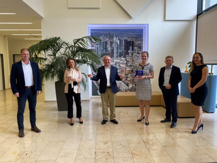 Im Bild (von links nach rechts): Matthias Hutter: Vice President, Product Management & Supplier Marketing – EMEA (Arrow) ; Elisabetta Bianchi: Product Management Director EMEA (Arrow); Ferdinand Leicher: Vice President Sales EMEA (Bourns) ; Vera Steverding: Technology & Supplier Business Manager EMEA (Arrow); Torben Rix: Director Marketing Pemco EMEA (Arrow); Eszter Sipöcz: Key Account Manager für Arrow EMEA (Bourns) Quelle: arrow.