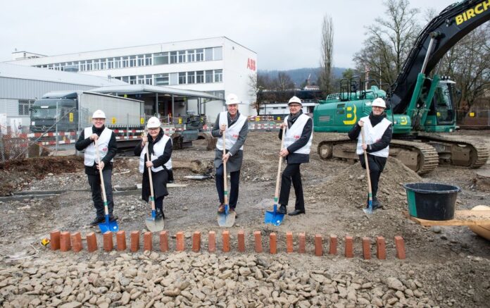 Spatenstich mit Stephan Attiger, Landammann Kanton Aargau, Marlène Koller, Gemeindeammann Untersiggenthal, Morten Wierod, Leiter des ABB-Geschäftsbereichs Antriebstechnik, Robert Itschner, Vorsitzender der Geschäftsleitung ABB Schweiz, und Manuel Alberati, Architekt UC’NA (von links nach rechts): Quelle: ABB.
