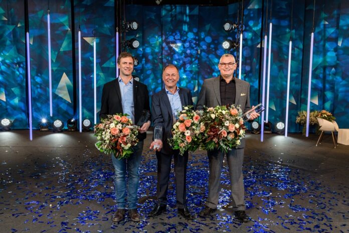 Die Sieger des Preises 2022. v.l.n.r. Patrick Suter von der Erne Holzbau (über 100 Mitarbeitende), Peter Schmidt von der SwissBeam AG (Bis zu 20 Mitarbeitende) und Lukas Bättig, Bütler Elektro (21-100 Mitarbeitende).