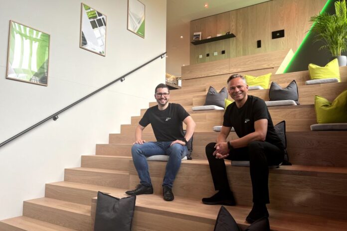 Loxone-Geschäftsführer Loxone Schweiz Richard Hoegl und CEO Ruediger Keinberger; Quelle: Loxone.