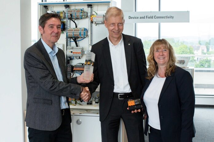 (v.l.n.r.) Jürgen Wirtz, Chefredakteur der Fachzeitschrift Schaltschrankbau, übergibt den Schaltschrankbau Innovation Award an Thomas Peter, Leiter der Business Unit Digital Signaling & Protection bei Weidmüller, und Silke Lödige, Produktmanagerin Überspannungsschutz bei Weidmüller. 