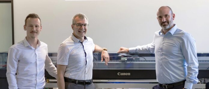 Zufriedenheit auf beiden Seiten über die neu geschlossene Partnerschaft (von rechts nach links): Marc Bärtschi, Head of Large Format Graphics and Professional Print bei Canon (Schweiz) AG, Franky De Smedt, Country Manager bei Spandex AG, Morris Peter, Product Business Development Manager LFG bei Canon (Schweiz) AG.