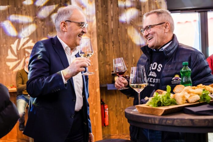 Bundesrat Guy Parmelin links und Festivaldirektor Frank Baumann rechts im lockeren Austausch beim Apero. Bild: zVg.