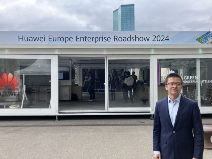 Gestern begrüsste Yang Wang, Director Market & Enterprise Solution Sales bei Huawei Technologies Switzerland, den Truck auf dem Schiffbauplatz in Zürich; Bild: Insidenews