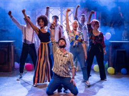 Premiere der ekstatischen Kneipen-Show „Jukebox Heroes“…