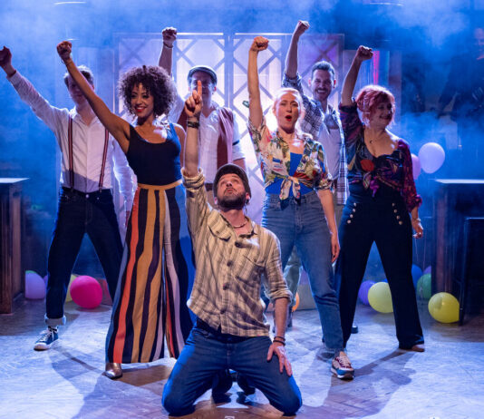 Premiere der ekstatischen Kneipen-Show „Jukebox Heroes“…