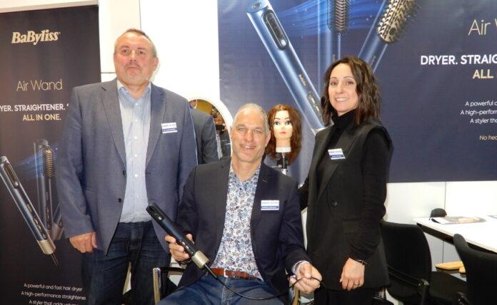 Matthias Hofmann (MItte) mit seinem Team von cerjo. Quelle: insidenews.