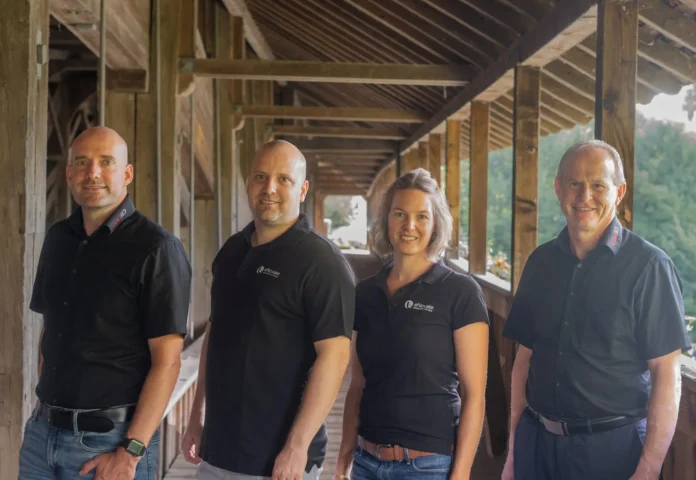 Fabian Truttmann, Geschäftsleitung COMED AG, bisherige Inhaber eNovate Fabian und Nicole Nussbaumer, Felix Büchi, Geschäftsführer COMED AG (von links). Bild: zVg.