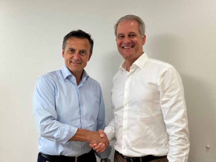 Christof Lindemann (VRP swenex) und Patrik Lanter (VRP NeoVac) beschliessen den Deal. Quelle: Neovac.