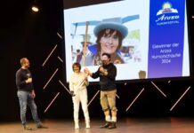 Aroser Humorschaufel geht an Ruth Metzler-Arnold Seit 2009 wird traditionell zu Beginn des Arosa Humorfestivals die Humorschaufel auf der Bühne überreicht. Foto: Stefan Bohrer, Arosa, 7.12.2024: Arosa Humorschaufel 2024.