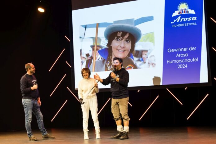 Seit 2009 wird traditionell zu Beginn des Arosa Humorfestivals die Humorschaufel auf der Bühne überreicht. Foto: Stefan Bohrer, Arosa, 7.12.2024: Arosa Humorschaufel 2024.