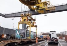 Wie 1’000 LKW-Kilometer pro Tag auf die Bahn verlagert werden können Neue umweltfreundliche Logistiklösung: Die Debrunner Acifer AG wandelt täglich 1'000 LKW-Kilometer in Bahn-Kilometer um. Quelle: Debrunner Acifer AG