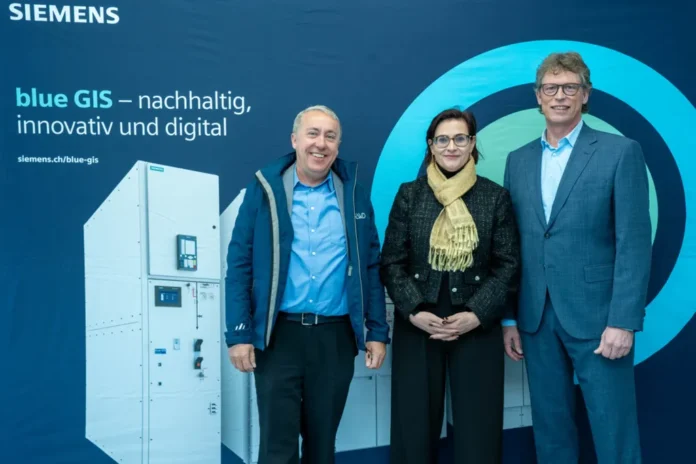 Foto (v.l.n.r.) Andy Kollegger, CEO der EWD, Valérie Favre-Accola, Statthalterin von Davos, Matthias Rebellius, CEO Siemens Smart Infrastructure und Vorstandsmitglied derv Siemens