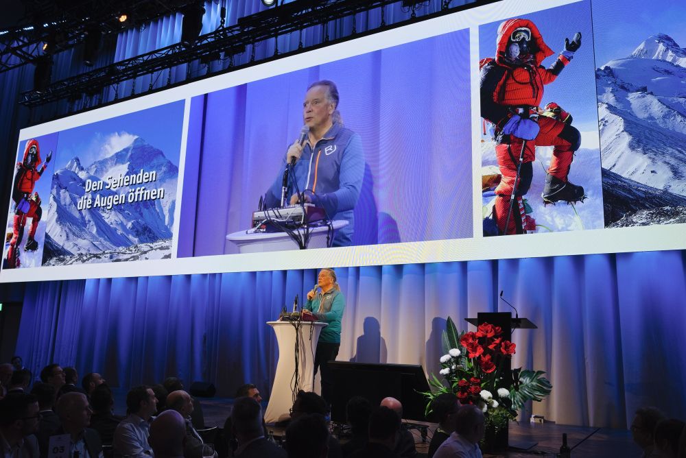 Andy Holzer sprach in seinem Vortrag über seine Erfahrungen und betonte die Bedeutung von Führung und Abhängigkeit beim Bergsteigen. Bild: Markus Senn.