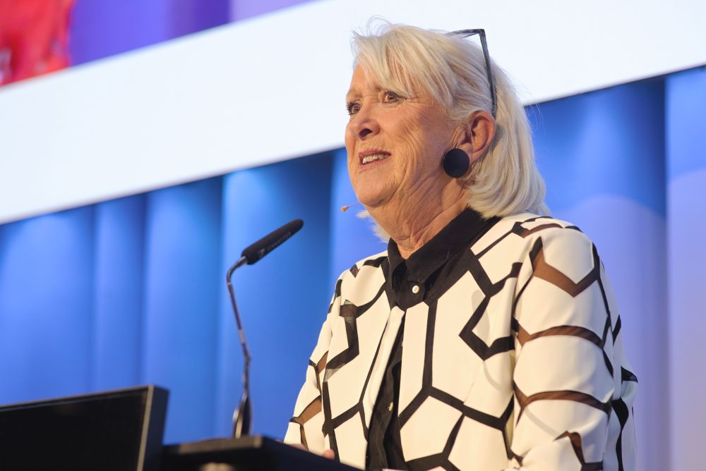 Die Veranstalterin Vania Kohli begrüsste die rund 900 Gäste im Berner Kursaal. Bild: Markus Senn.